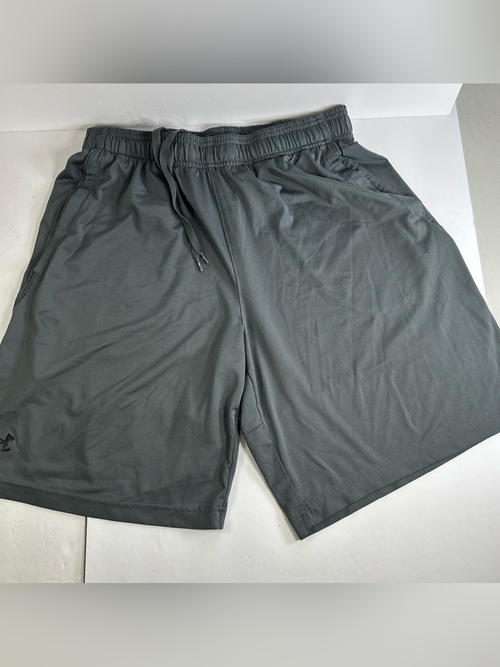 Under armor men’s Large gray gym shorts